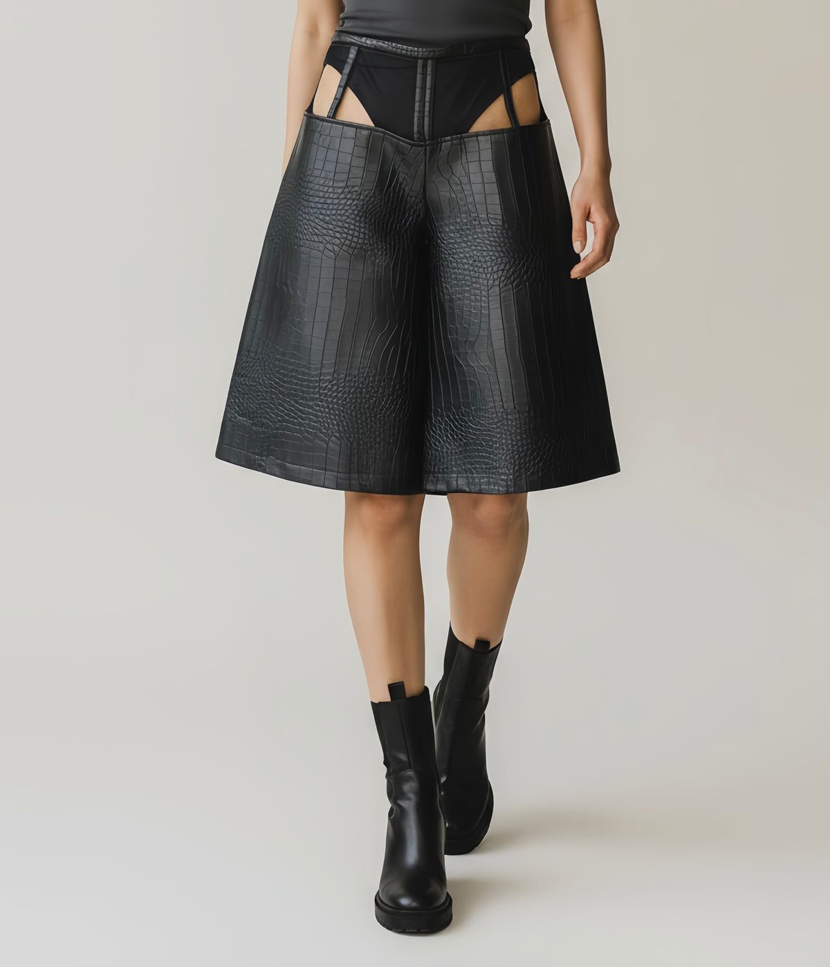 LOW-WAISTED BERMUDA BLACK 01